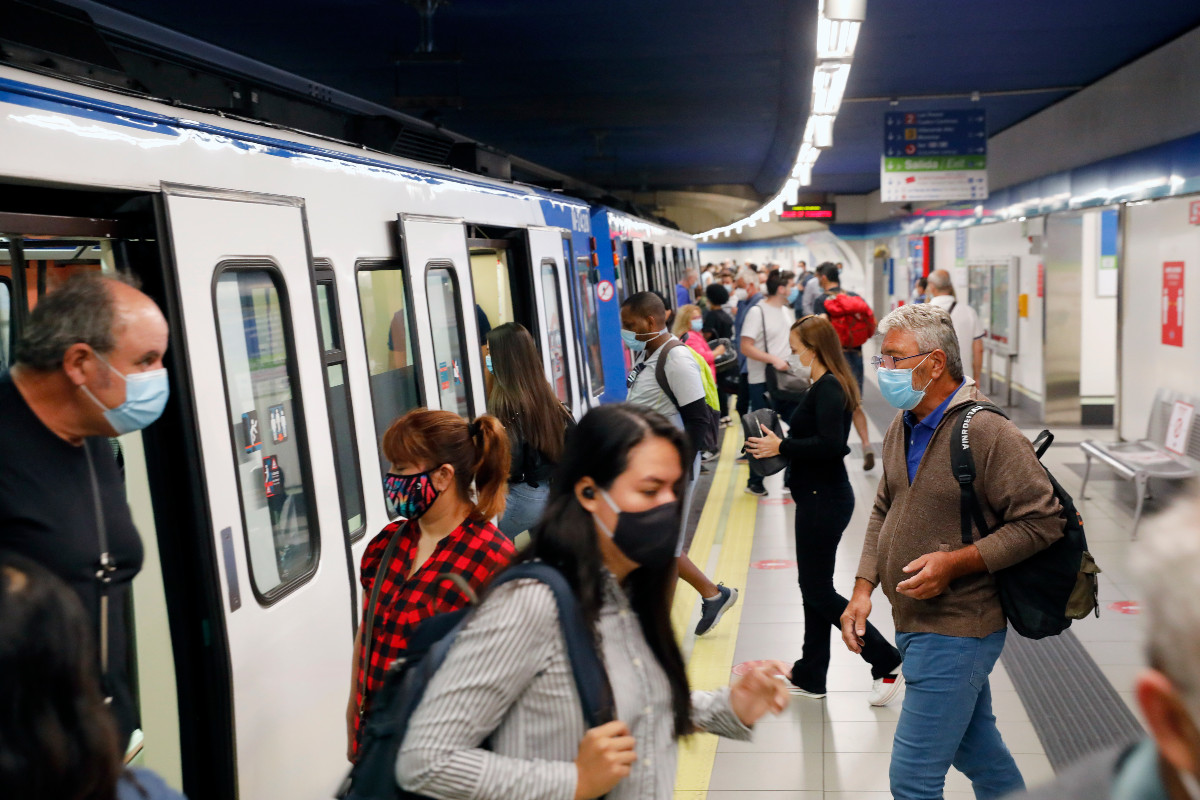 Personas con mascarillas en el metro de Madrid.